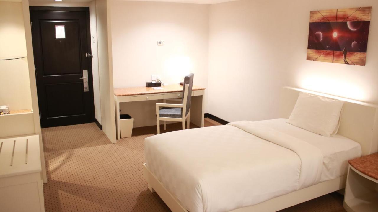 Beverly Hotel Batam Nagoya Exterior foto